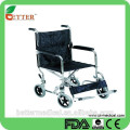 Pflegt den Patienten, den Rollstuhl zu transportieren